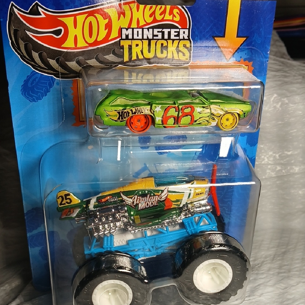 Hot Wheels Monster Trucks Playset   Airplane Mode with Green Flat Iron Car